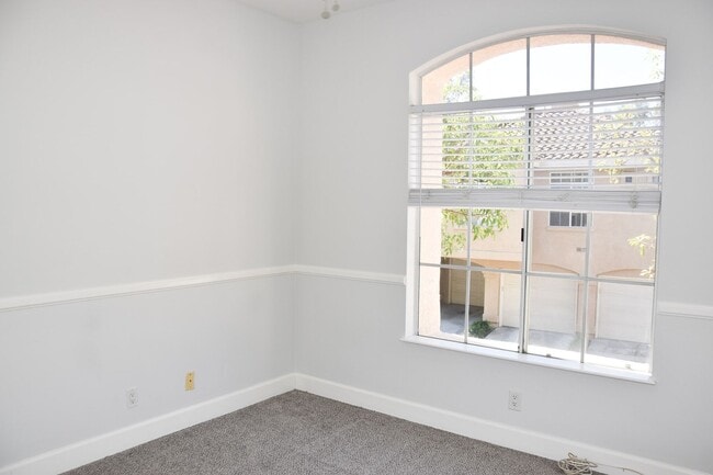 Building Photo - 8215 E White Oak Ridge