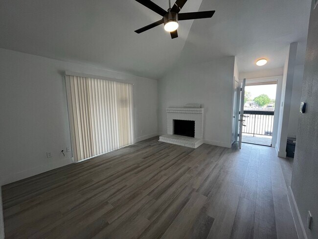 Building Photo - Adorable 2 bedroom, 1 bath!! Washer and Dr...