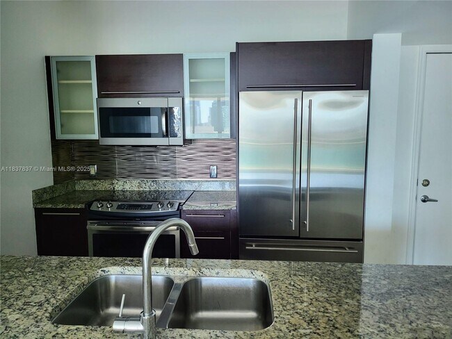 Building Photo - 950 Brickell Bay Dr