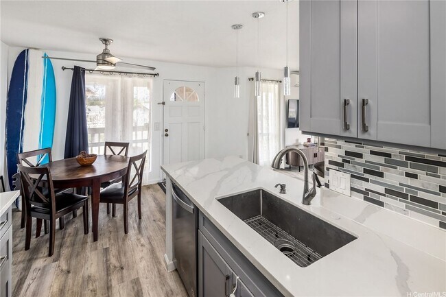 Building Photo - AVAILABLE NOW! 2 bed, 2 bath, 1 parking