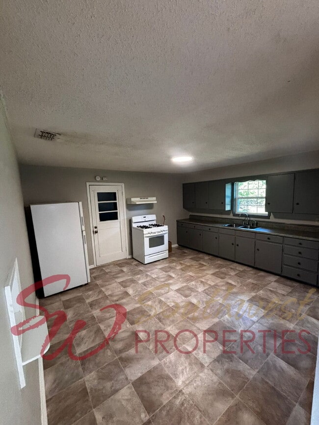 Building Photo - Cozy 2 Bed, 1 Bath Home