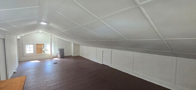 Building Photo - West End Home offering 3 Bedrooms, 1 bath!