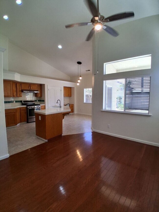 Building Photo - 10374 N Sierra Vista Ave