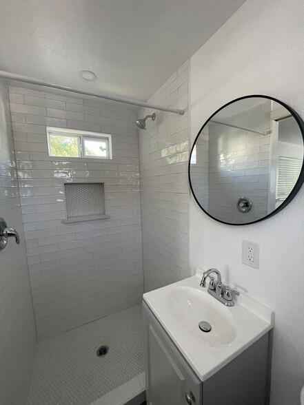 Building Photo - 207 S Sabinas St