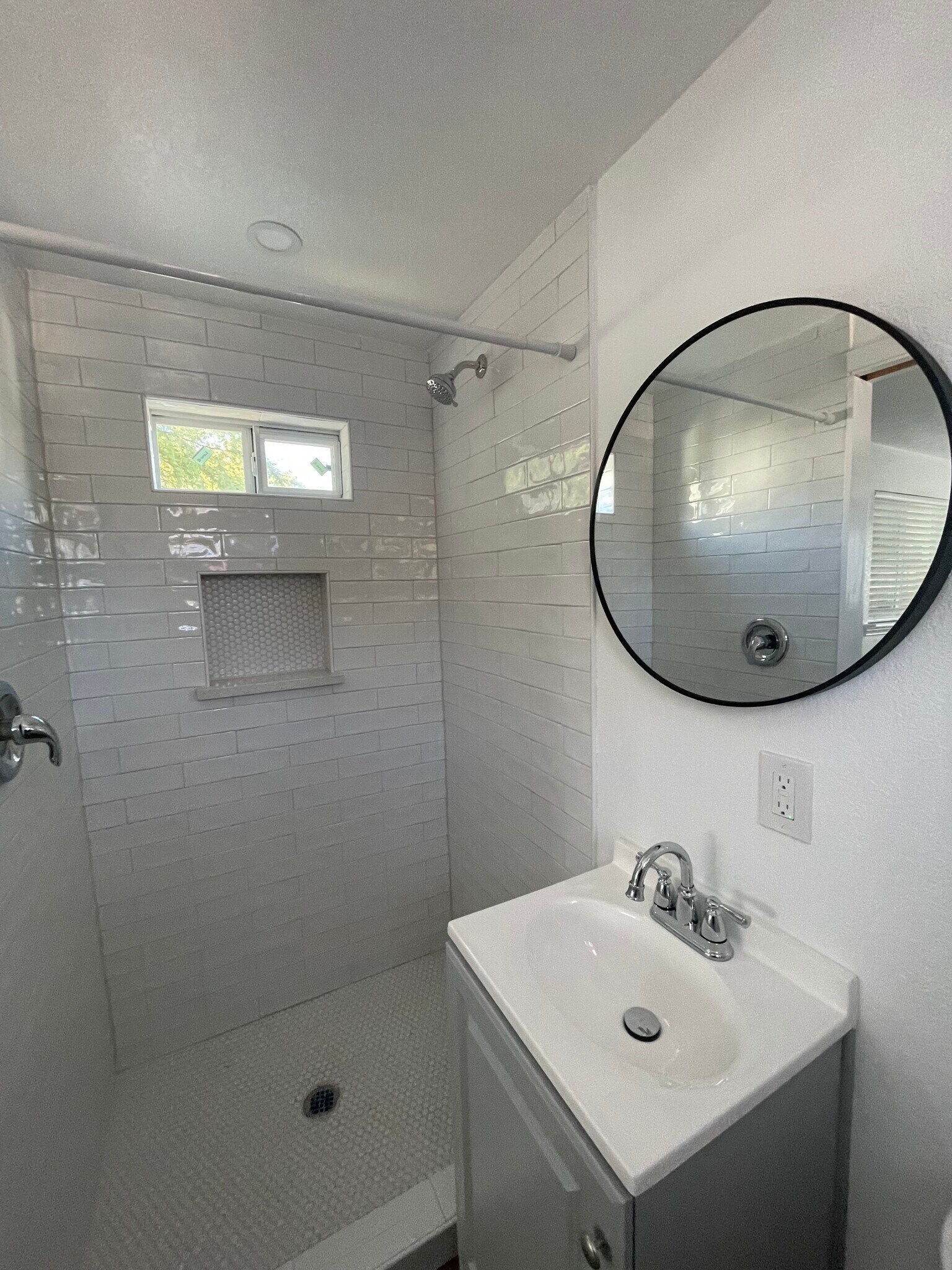 Building Photo - 207 S Sabinas St