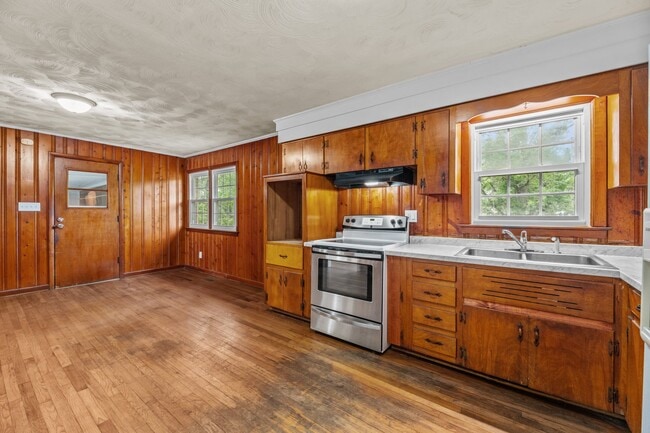 Building Photo - 607 Pinetree Dr