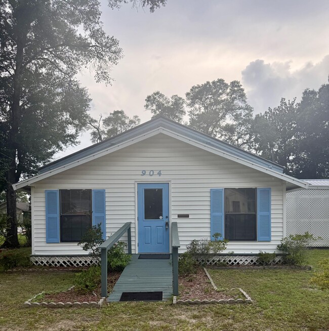 Building Photo - 904 Mapoles St