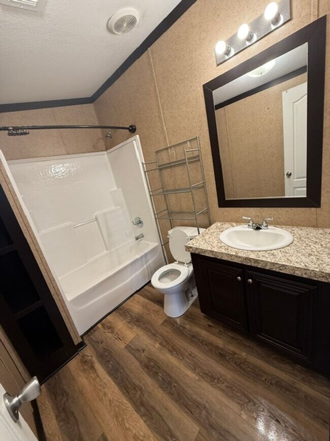 Building Photo - ? Beautifully Updated 3 Bedroom, 2 Bath Home in Bell City! ?