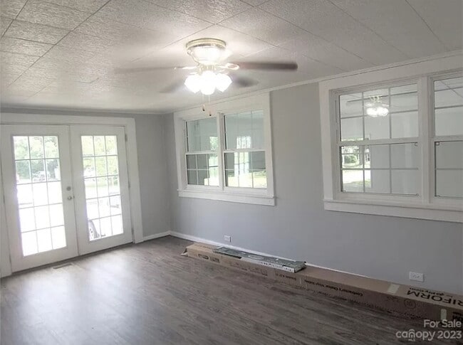 Building Photo - 1722 Kings Rd