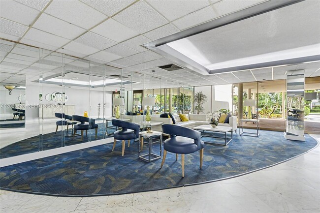 Building Photo - 4330 Hillcrest Dr