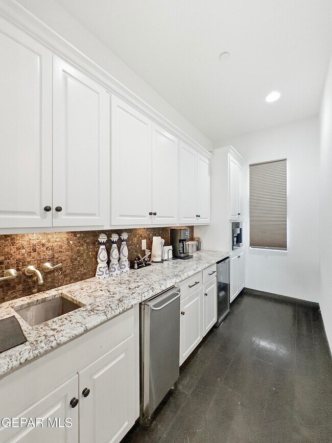 Building Photo - 444 San Clemente Dr