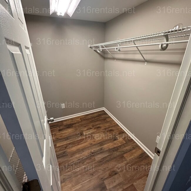 Building Photo - $1200 – 3 Bed + Bonus Room, 1 Bath | Singl...