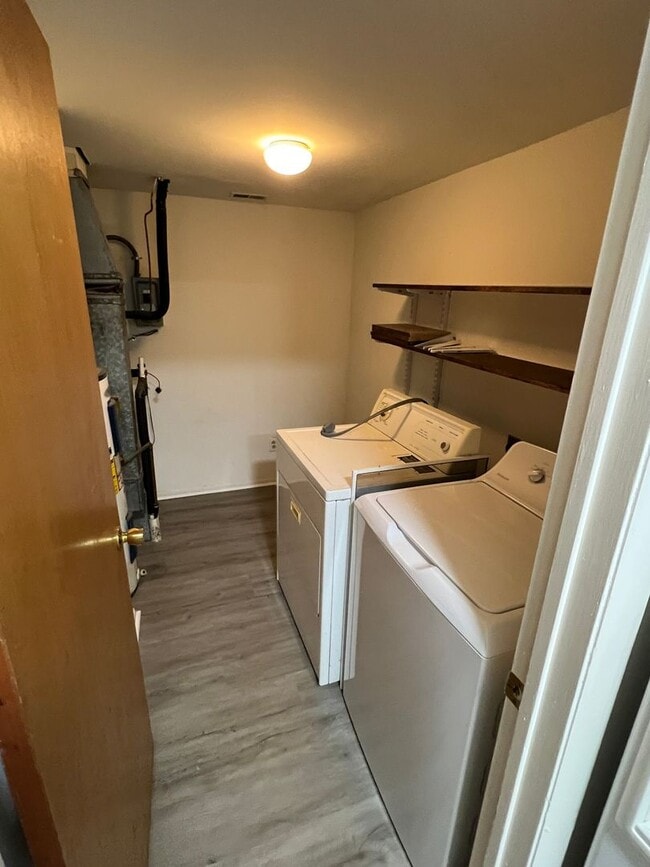 Building Photo - Large Townhouse in Virginia Beach with a Fenced Yard!