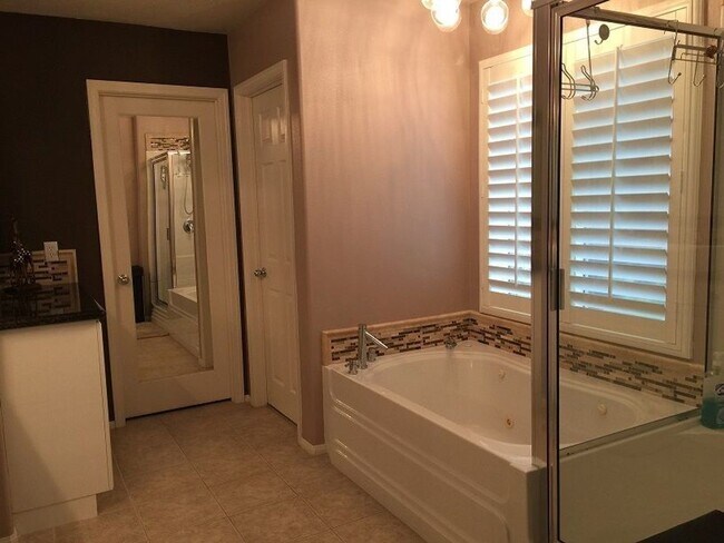 Building Photo - Beautiful House in the Lovely Fair Oaks Ra...