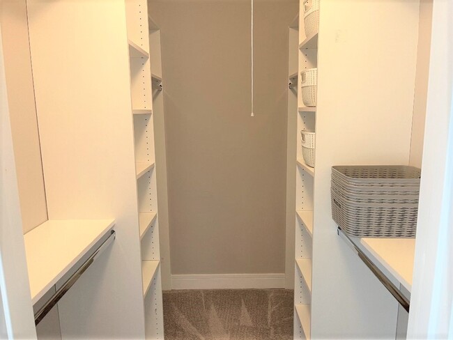 Building Photo - 1050 Southbury Ln