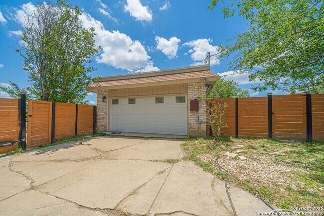 Building Photo - 4515 Golf View Dr