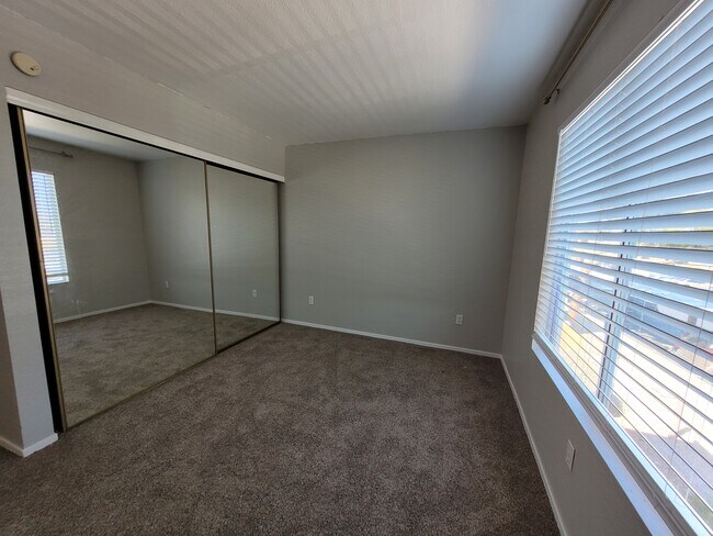 Building Photo - 8070 W Russell Rd