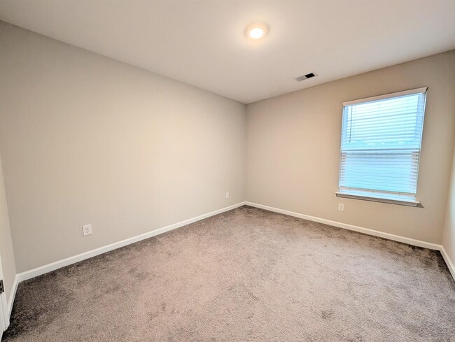 Building Photo - 129 Goldenrod Cir