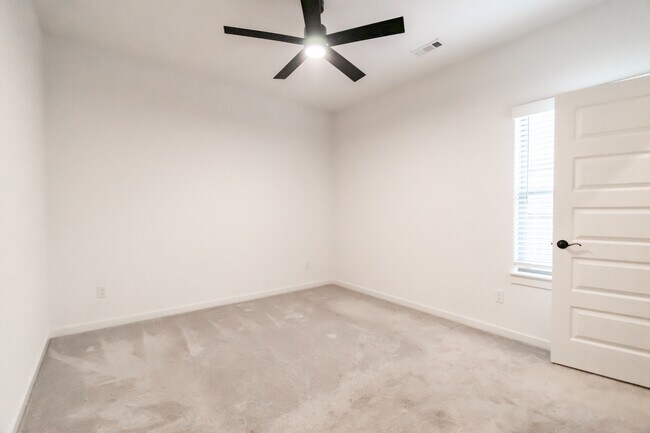 Building Photo - 535 Wagon Wheel Ave