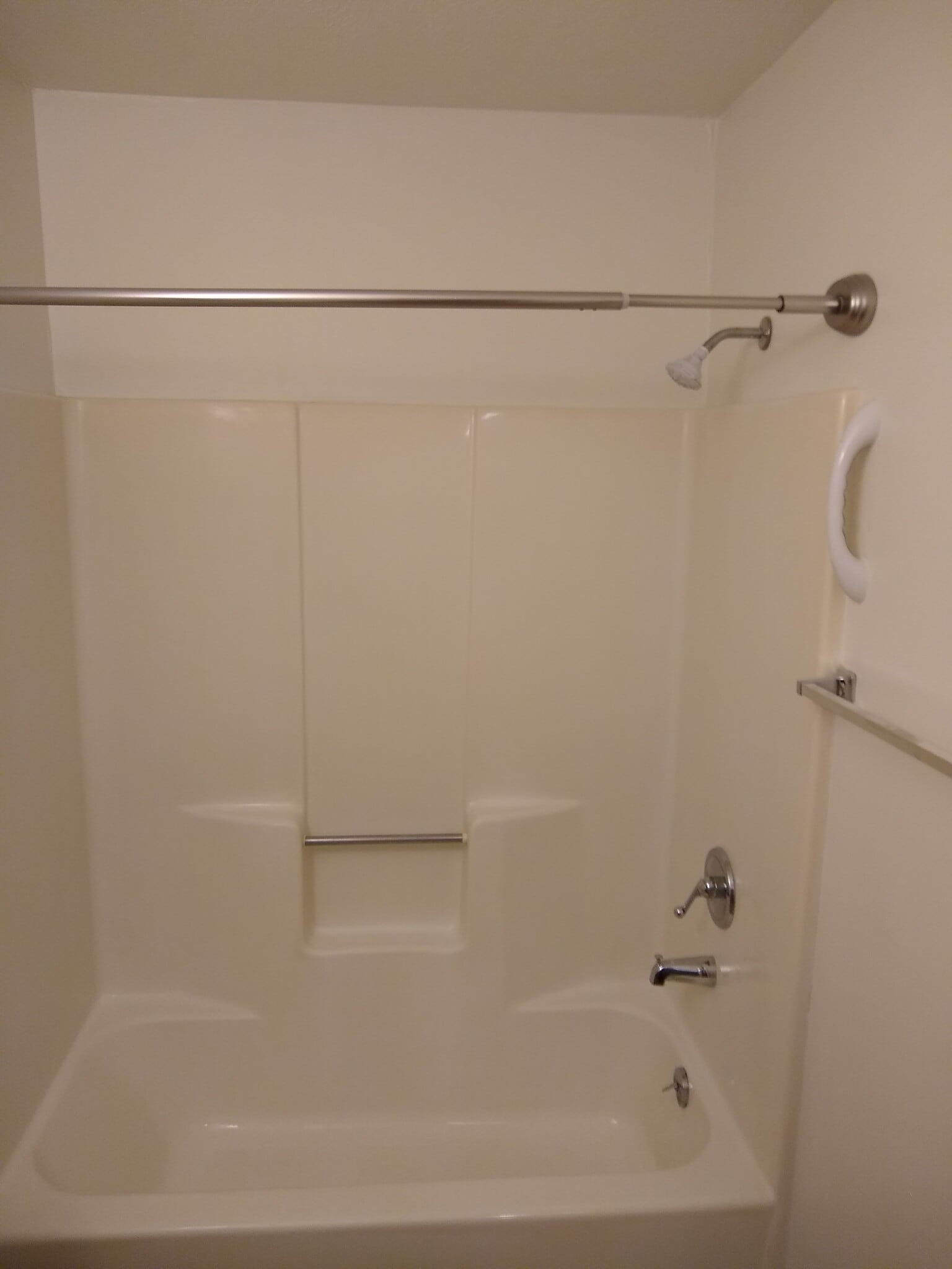 Bathroom shower, tub - 607 W North St