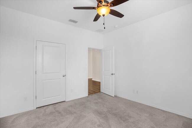 Building Photo - 591 Steerview St