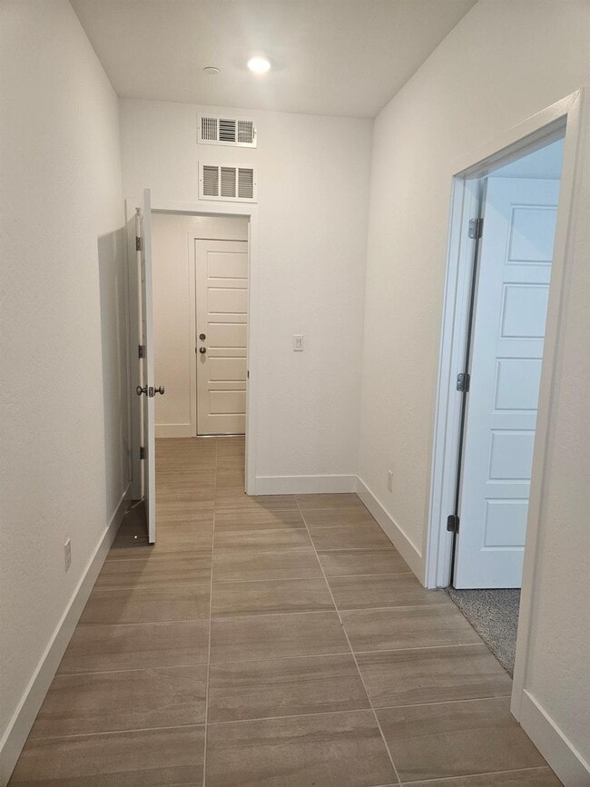 Building Photo - 572 N Adler Ave