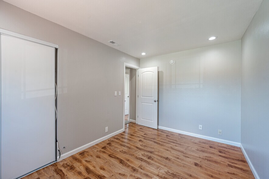Building Photo - 3661 Slopeview Dr