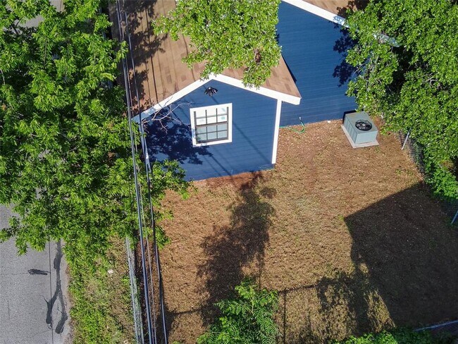 Building Photo - 1308 San Bernard St