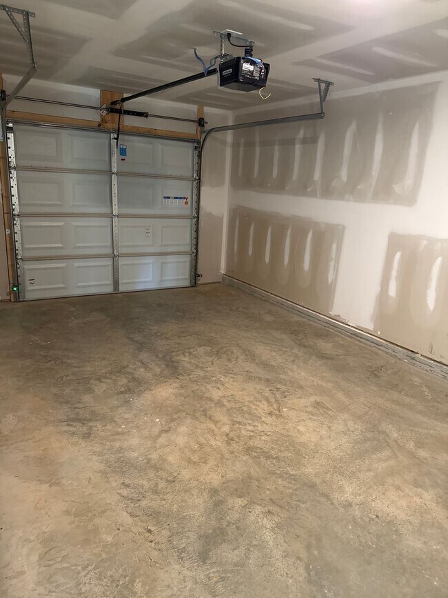 Building Photo - Three Bedroom | Two and a Half Bath Townhome in Driftwood | Lincoln Schools!