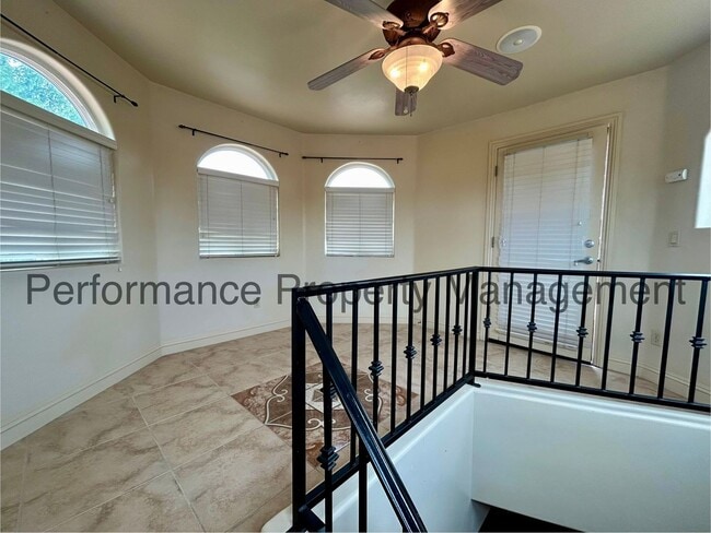 Building Photo - Gorgeous 2 Bed/2.5 Bath + Office w/ Lake V...