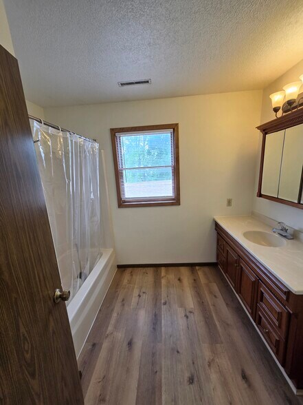 Upstairs bath - 1106 Oleson Rd