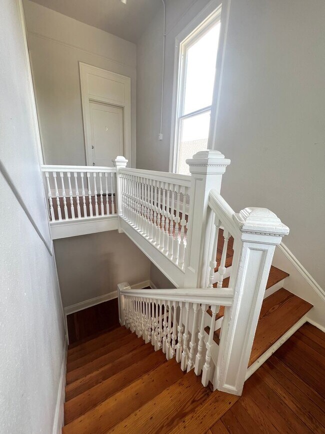 Building Photo - Spacious 2BD/2.5 BATHS! Across from Langen...