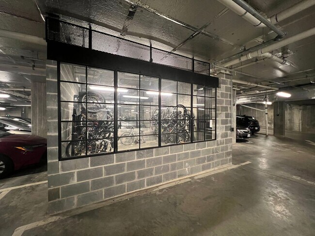 Building Photo - Trendy 1 Bedroom + den in Truxton Circle| Water included!