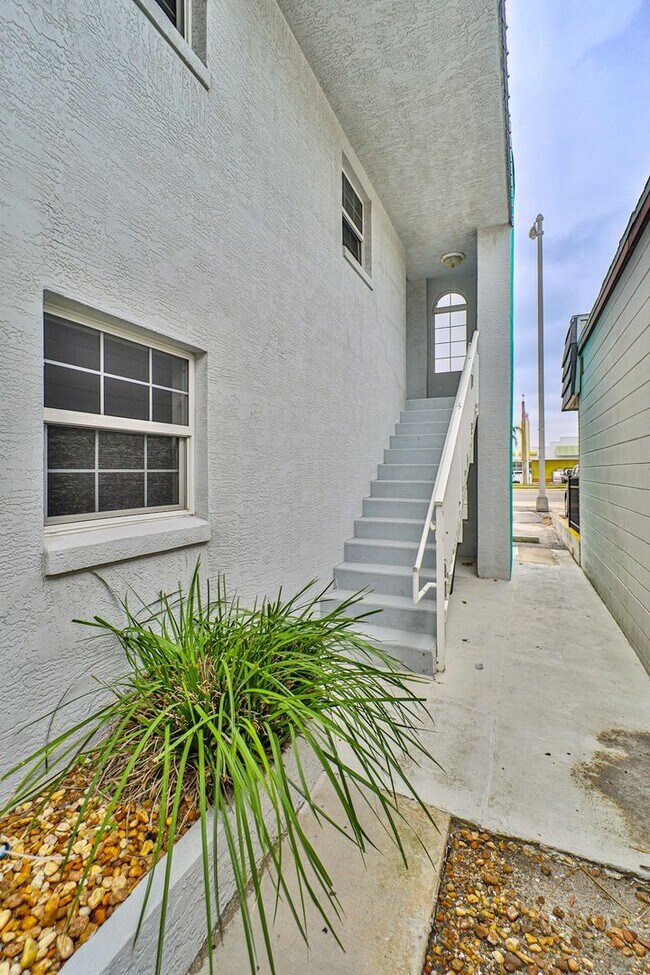 Building Photo - AVAILABLE MARCH 15TH 2026 -Downtown Flagler Beach Furnished 3 bedroom 1 bath!