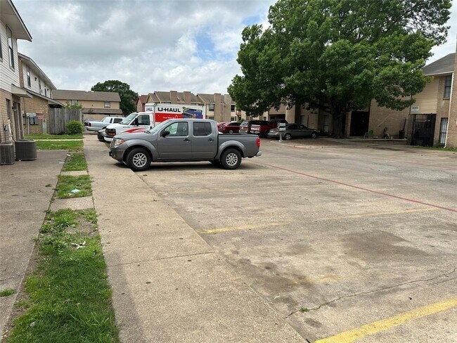 Building Photo - 8005 Rothington Rd