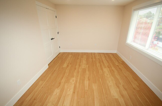 Building Photo - Caspian 3501 3-plex