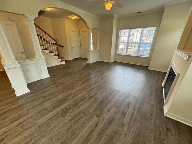 Building Photo - 3 Bed END UNIT! AVAILABLE NOW!