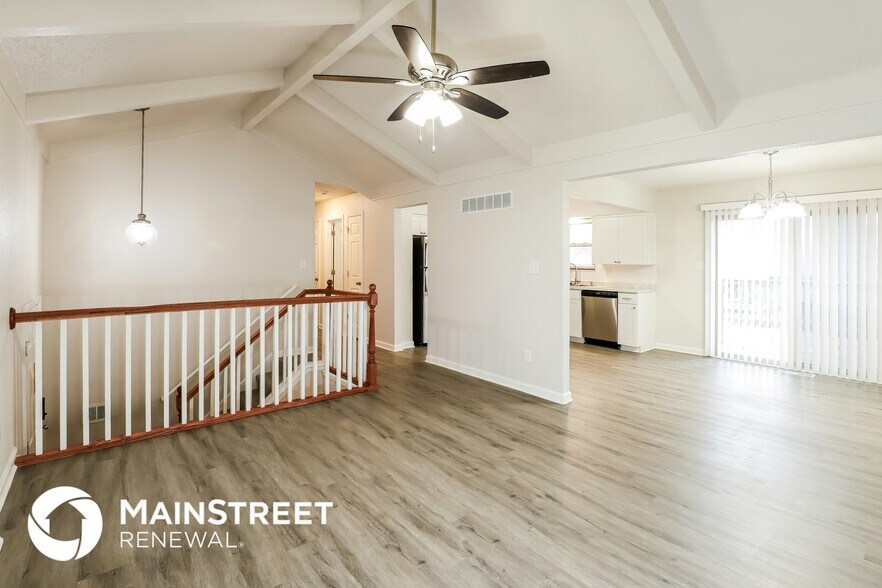 Building Photo - 215 SE Crescent St