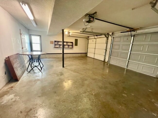 Building Photo - 3839 N Stewart Ave