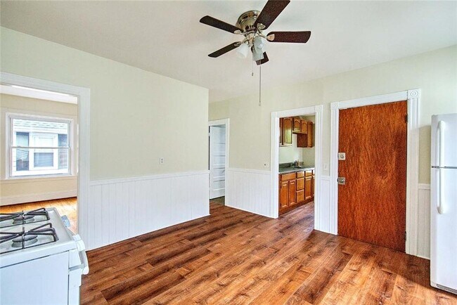 Building Photo - 137 Hunts Ave