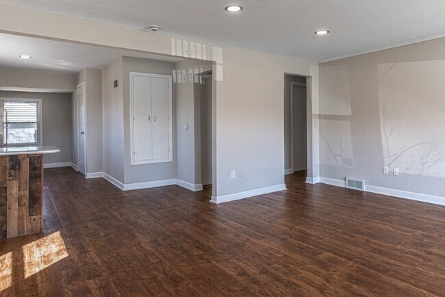 Building Photo - 112 Dawn Ave