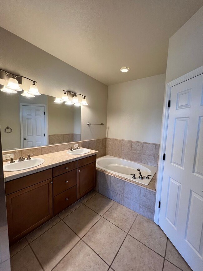 Building Photo - Beautiful 4 Bedroom Home in the Villas Gat...