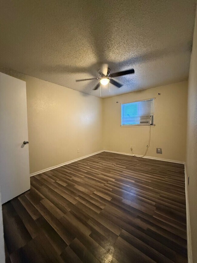 Building Photo - ALL UTILITIES INCLUDED in Cozy and Convenient 1 bedroom