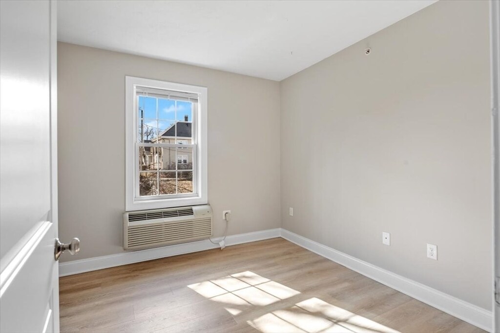 Building Photo - 174 Elm St