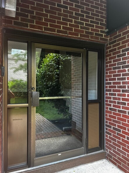 Building Photo - 144 Kenrick St