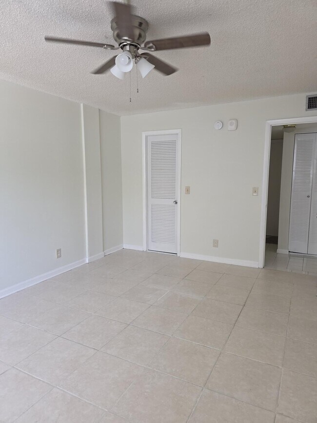 Building Photo - 470 Executive Center Dr