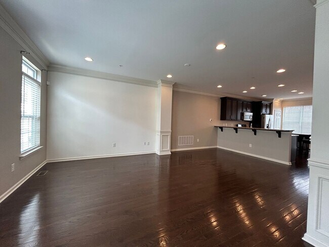 Building Photo - 1379 Parish Ave