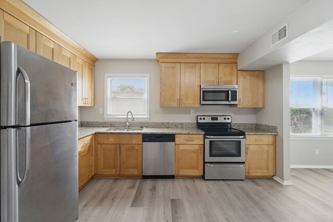 Building Photo - Mangold Real Estate - Conveniently Located...