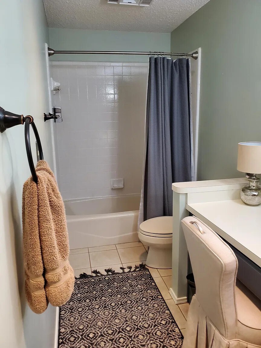 Bedroom #1 Ensuite Bath - 504 Oak Hollow Ln