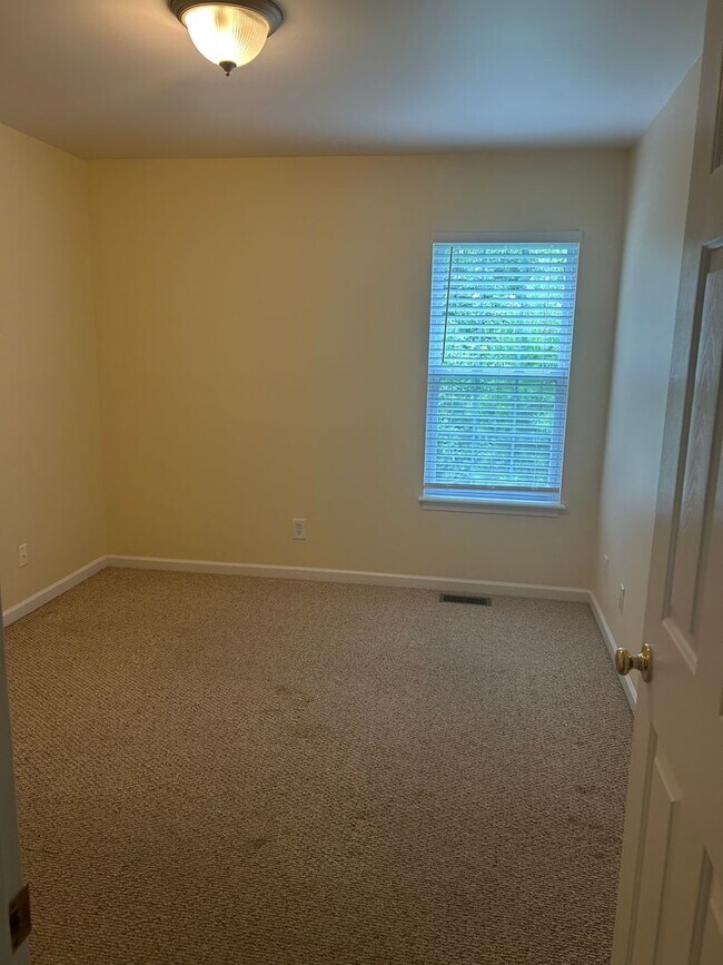 Building Photo - Three bedroom, 2 bath house in Elon
